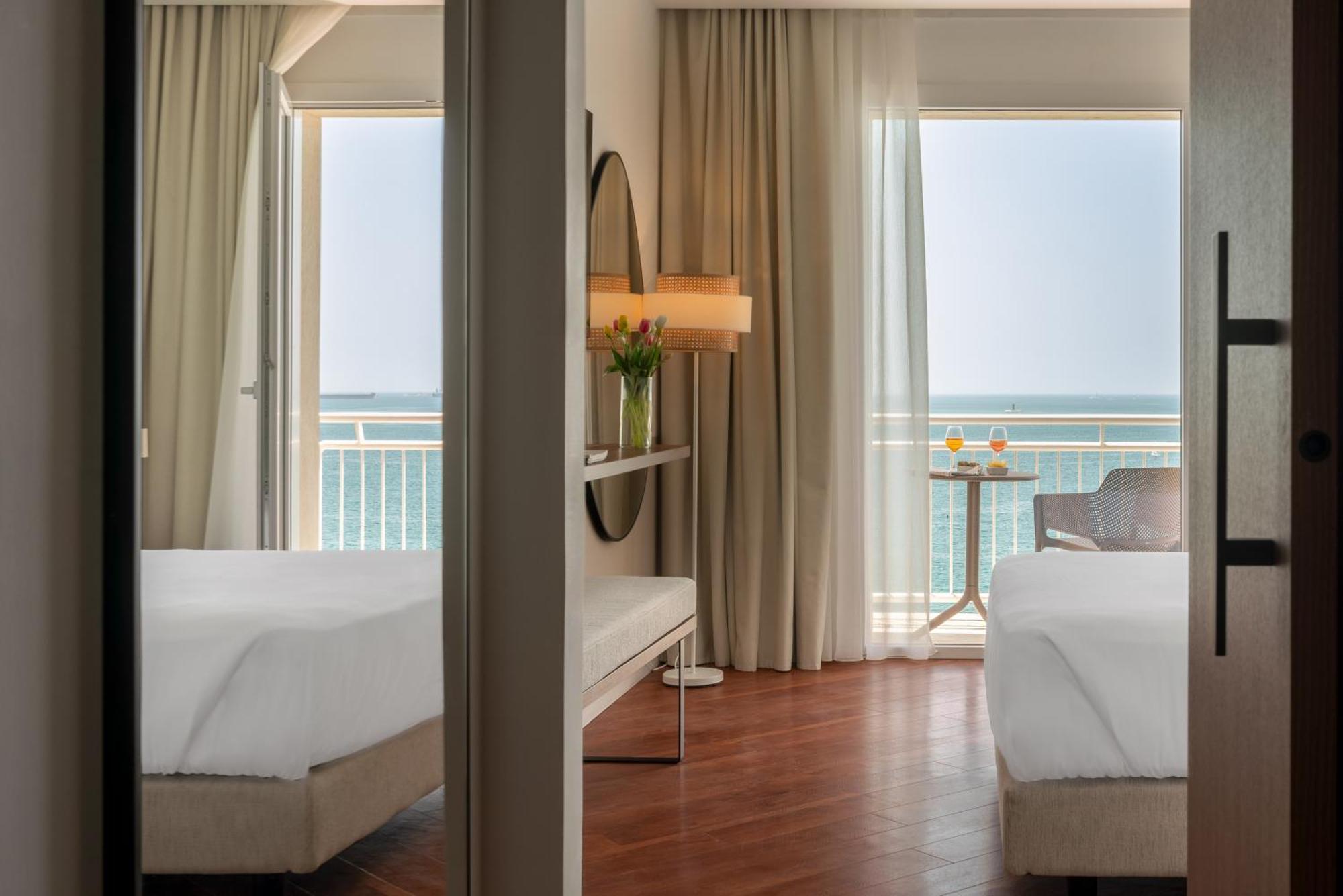 Hotel Delfino Taranto Eksteriør billede